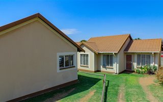2 Bedroom Simplex in Kew