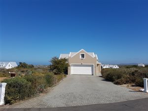 4 Bed House in Grotto Bay