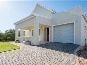 3 Bed Townhouse in Stilbaai