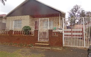 3 Bedroom House in Bezuidenhout Valley