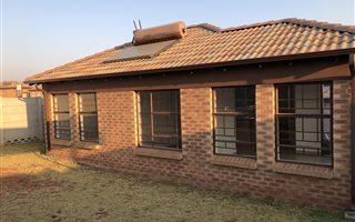 3 Bedroom House in Olievenhoutbosch