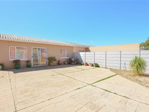 2 Bed House in Bothasig