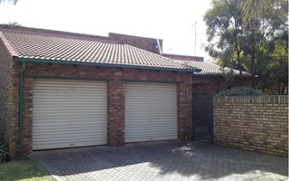 3 Bedroom Simplex in Die Hoewes