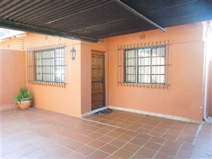 2 Bedroom House in Bezuidenhout Valley