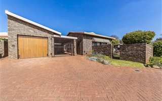 2 Bedroom Simplex in Montgomery Park