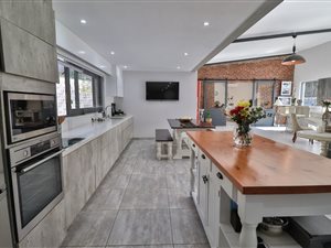 4 Bed House in Woodside