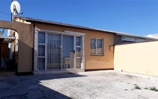2 Bedroom House in Trenance Manor