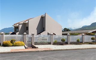 3 Bedroom Apartment in Dormehlsdrift