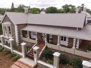 6 Bed House in West Hill