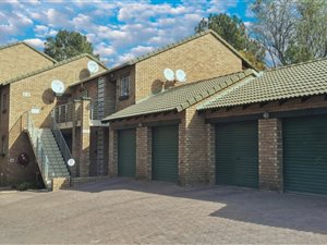 2 Bed Apartment in Die Hoewes
