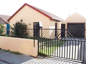 2 Bed House in Malibu Village