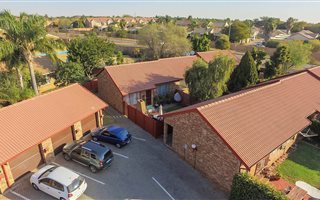 2 Bedroom Townhouse in Rooihuiskraal North