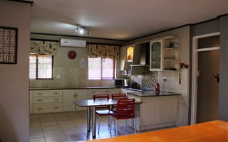 4 Bedroom House in Amandelrug