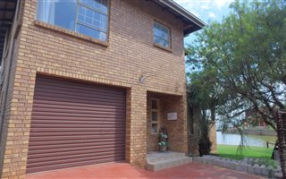 4 Bedroom House in Bronkhorstbaai