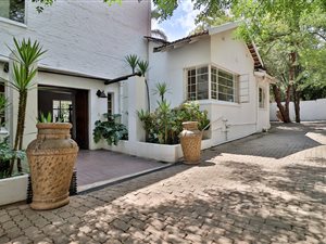 16 Bed House in Orchards