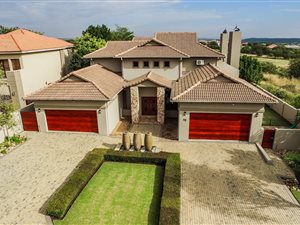 5 Bed House in Pebble Rock