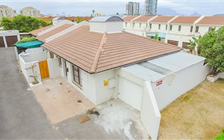 3 Bedroom Townhouse in Bloubergstrand