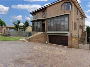 5 Bed House in Shalimar Ridge