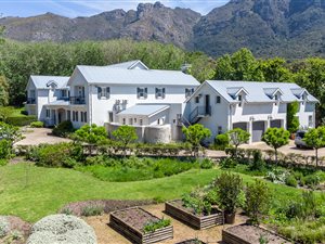 8 Bed House in Bishopscourt