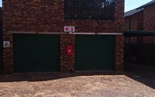 2 Bedroom Townhouse in Rooihuiskraal North