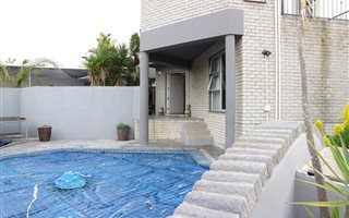 6 Bedroom House in Blouberg Sands