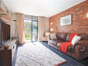 2 Bed Apartment in Onder Papegaaiberg