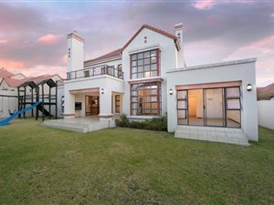 4 Bed House in Tallyns Reach Estate