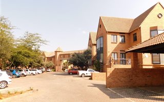 146 m² Retail Space in Die Hoewes