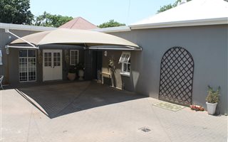 4 Bedroom House in Kensington