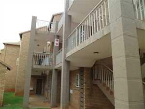 2 Bed Apartment in Die Hoewes