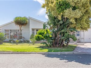 3 Bed House in Bothasig