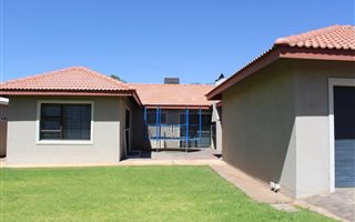 3 Bedroom House in Middelpos