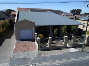 4 Bed House in Bellville South