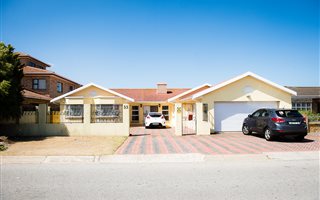 5 Bedroom House in Malabar