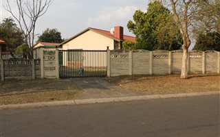 3 Bedroom House in Barry Hertzog Park