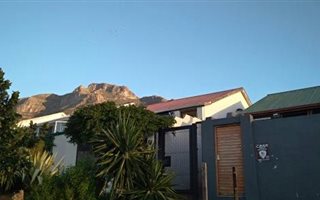 1.5 Bedroom House in Zonnebloem