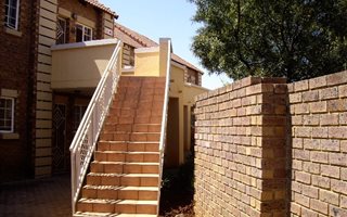 2 Bedroom Apartment in Mooikloof Ridge