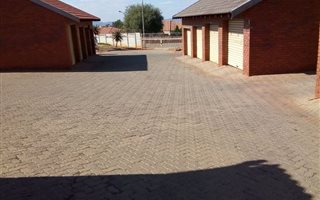 3 Bedroom Flat in Geelhoutpark