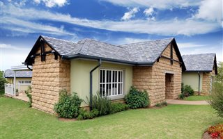 3 Bedroom House in Waterfall Hills Mature Lifestyle Estate