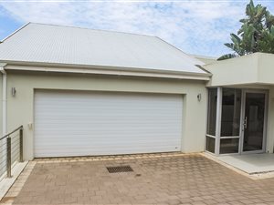 6 Bed House in Sheffield Beach
