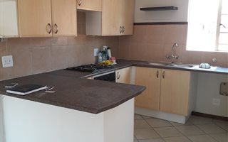 2 Bedroom Townhouse in Die Hoewes