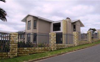 4 Bedroom House in Mossel Bay Central