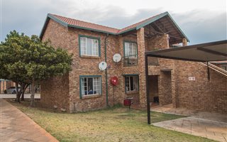1 Bedroom Townhouse in Rietvalleirand