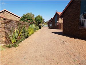 3 Bedroom Simplex in Birchleigh North