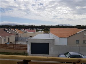 3 Bed House in Pelikan Park