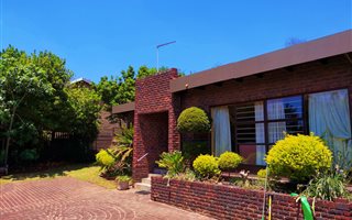 4 Bedroom House in Kloofendal