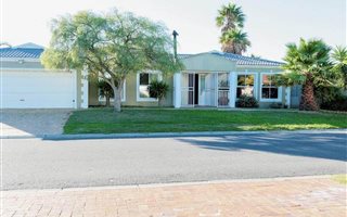 3 Bedroom House in Sunningdale