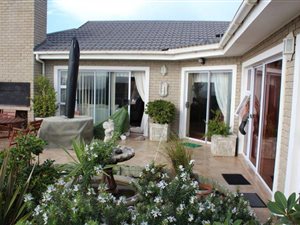 4 Bed House in Boggomsbaai