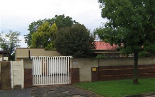 3 Bedroom House in Primrose Hill