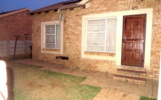 2 Bedroom Townhouse in Olievenhoutbosch